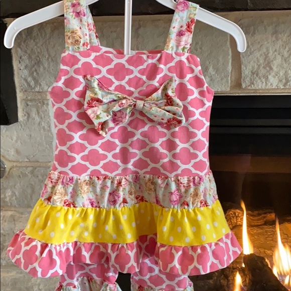 Girls spring outfit with bell bottom leggings - Picture 2 of 3